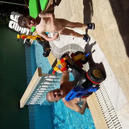 Musti אלאניה